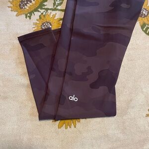 ALO Yoga Dark Camo Leggings